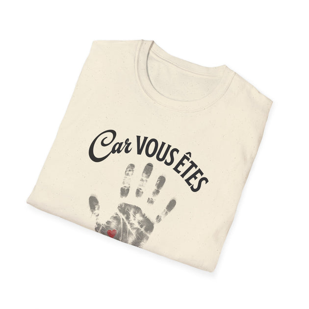T-shirt beige plié avec l'inscription Car vous êtes et une empreinte de main grise avec un cœur.