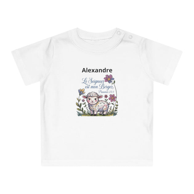 T-shirt blanc pour bébé avec le prénom Alexandre et une illustration d'agneau et de fleurs.