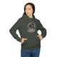 Une femme porte un sweat à capuche vert foncé avec une illustration de corbeau et de roses.