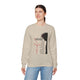 Une femme porte un sweat-shirt beige orné d'une illustration religieuse et de textes en français.