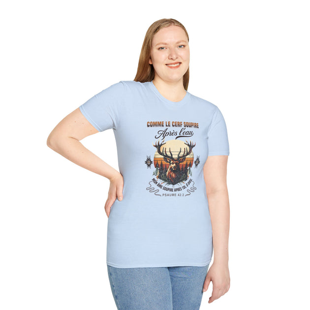 Une femme porte un t-shirt bleu clair avec une illustration de cerf et un verset biblique.
