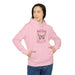 Une femme porte un sweat à capuche rose orné d'un motif de papillon et d'un verset biblique.