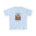 T-shirt bleu clair pour enfant avec une illustration de désert et un verset biblique.