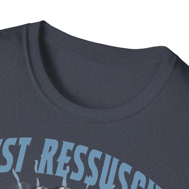 T-shirt gris foncé à col rond avec l'inscription Il est ressuscité en lettres bleues.