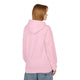 Une femme porte un sweat à capuche rose uni avec une coupe décontractée vue de dos.