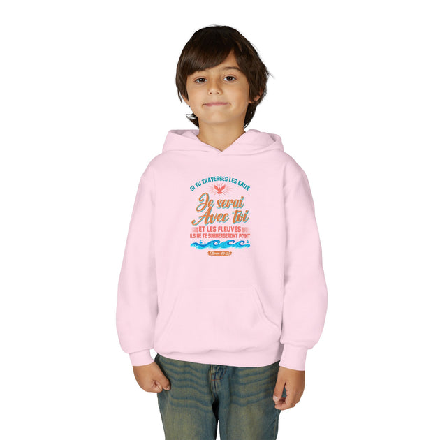 Un enfant porte un sweat à capuche rose pâle avec une inscription religieuse et des vagues.