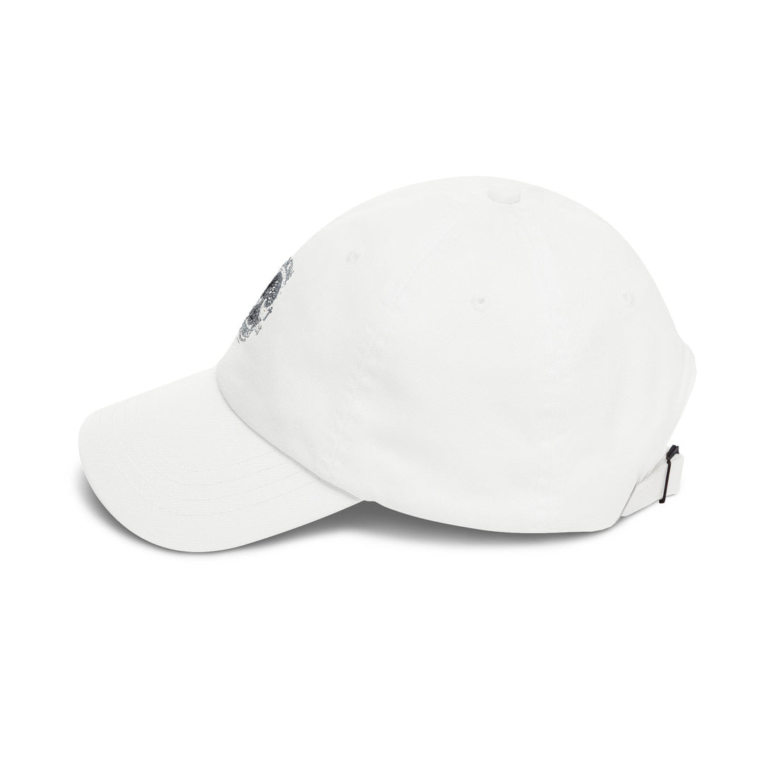 Casquette blanche de style dad cap avec une visière courbée et une sangle ajustable.