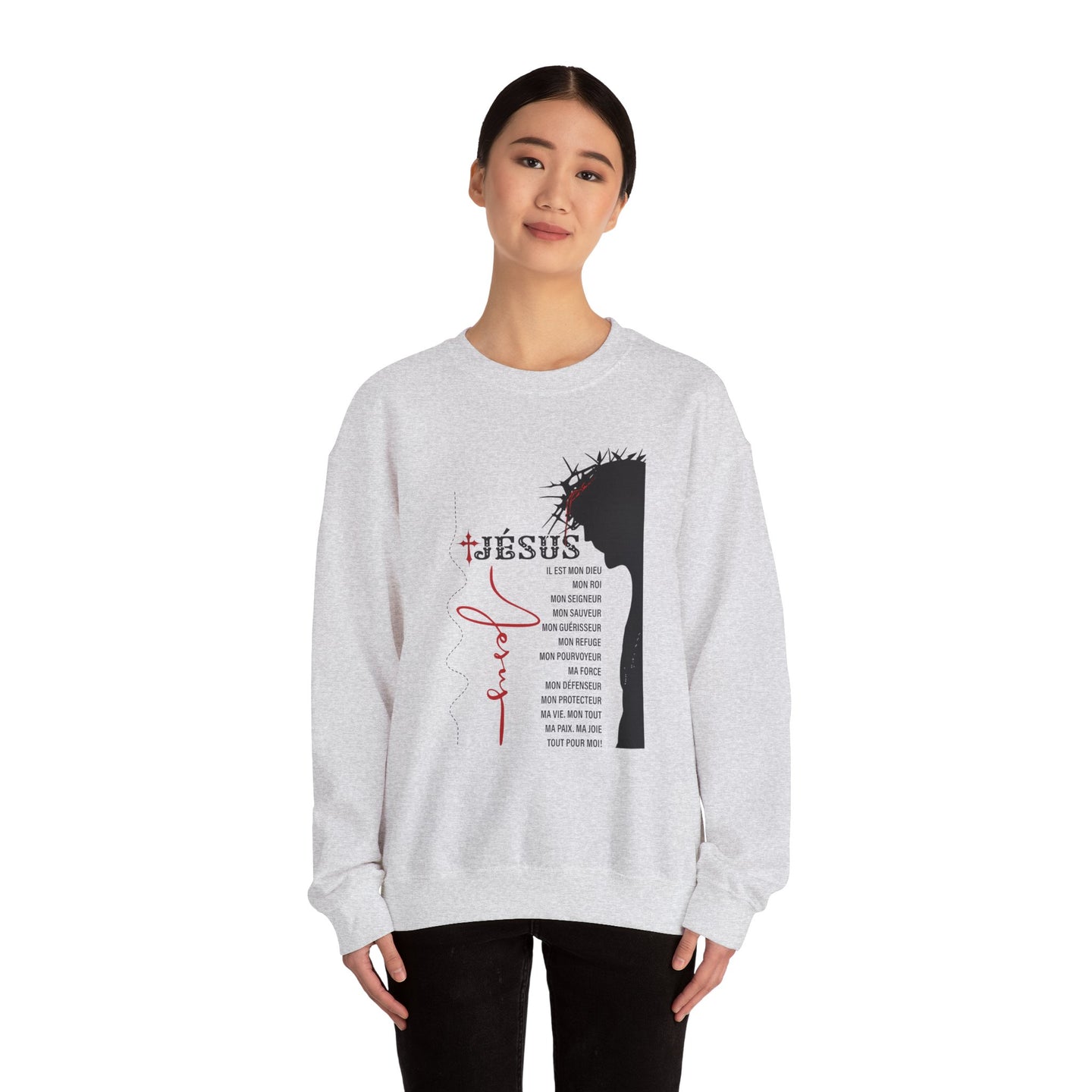 Une femme porte un sweat-shirt gris chiné orné d'un motif religieux sur le thème de Jésus.