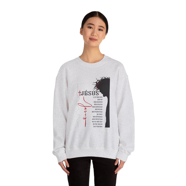 Une femme porte un sweat-shirt gris chiné orné d'un motif religieux sur le thème de Jésus.