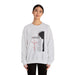 Une femme porte un sweat-shirt gris chiné orné d'un motif religieux sur le thème de Jésus.
