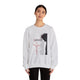 Une femme porte un sweat-shirt gris chiné orné d'un motif religieux sur le thème de Jésus.
