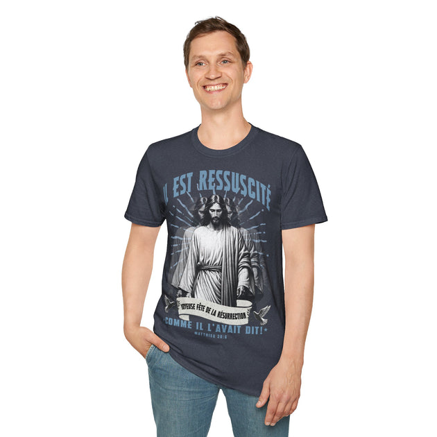 Un homme porte un t-shirt bleu marine avec une illustration de Jésus et le texte Il est ressuscité.