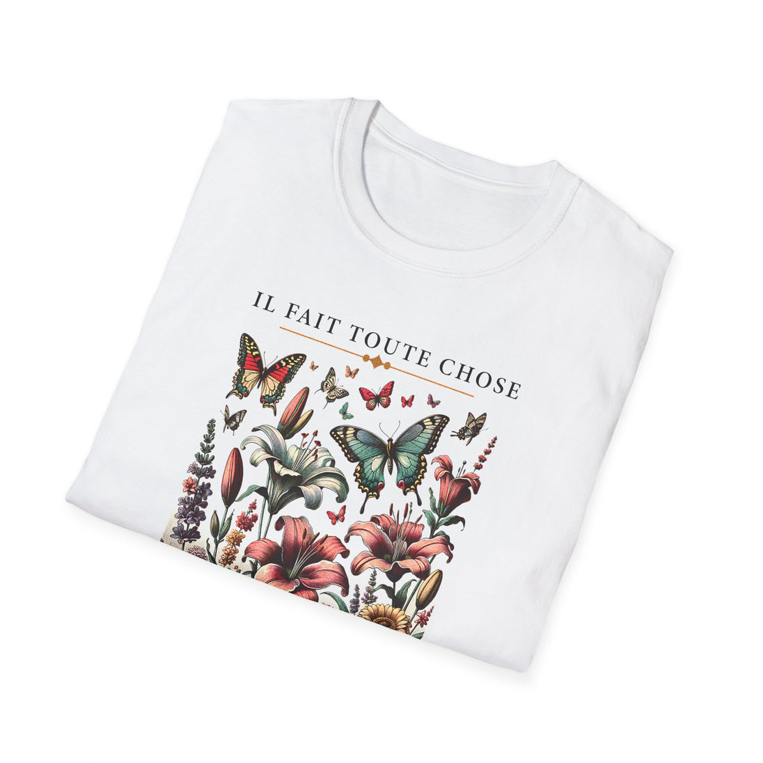 T-shirt blanc plié avec une illustration de fleurs et de papillons et le texte Il fait toute chose.