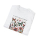 T-shirt blanc plié avec une illustration de fleurs et de papillons et le texte Il fait toute chose.