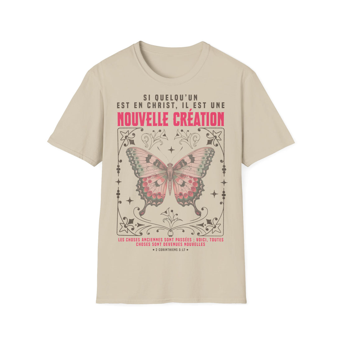 T-shirt beige pour homme avec un papillon et le texte biblique 2 Corinthiens 5:17.