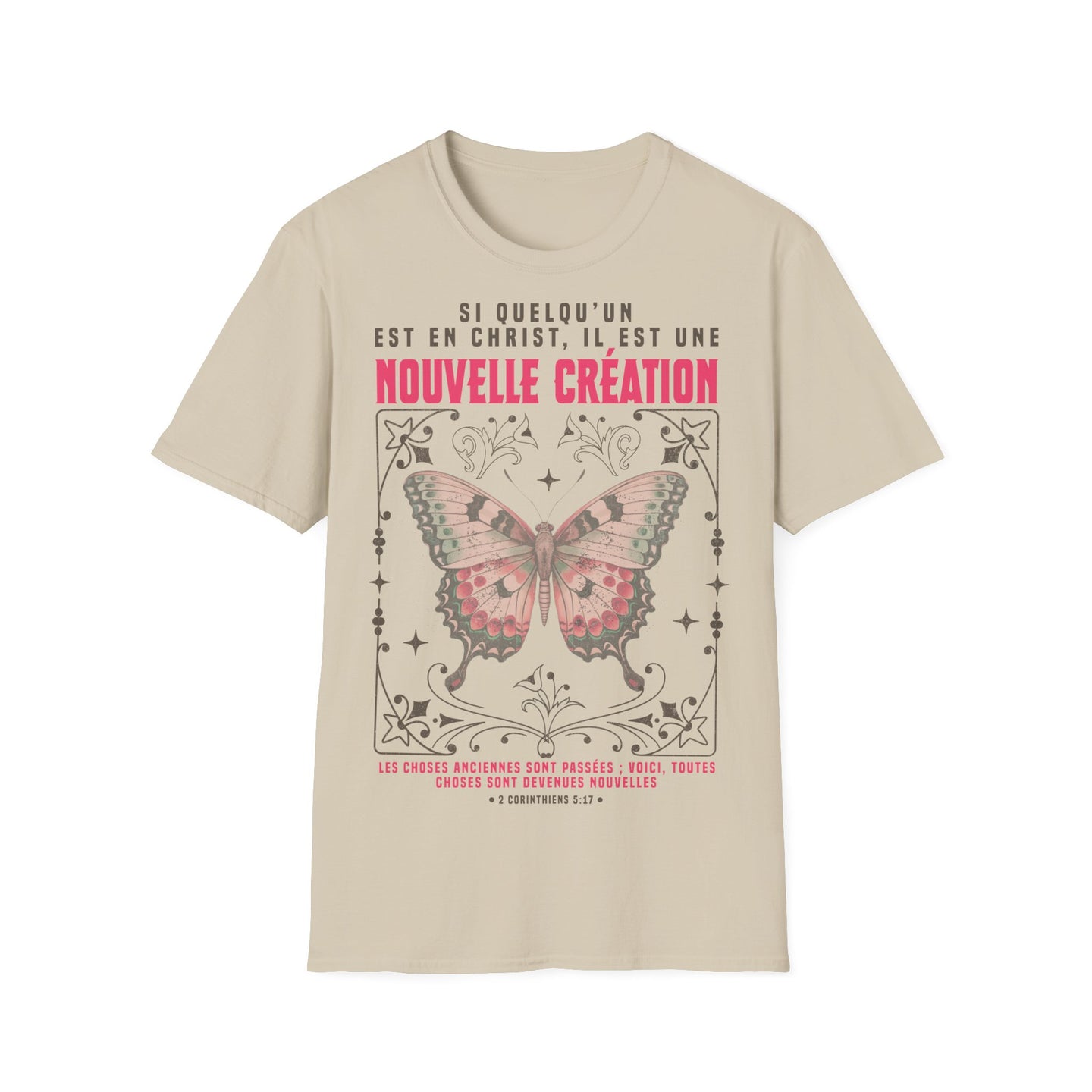 T-shirt beige pour homme avec un papillon et le texte biblique 2 Corinthiens 5:17.