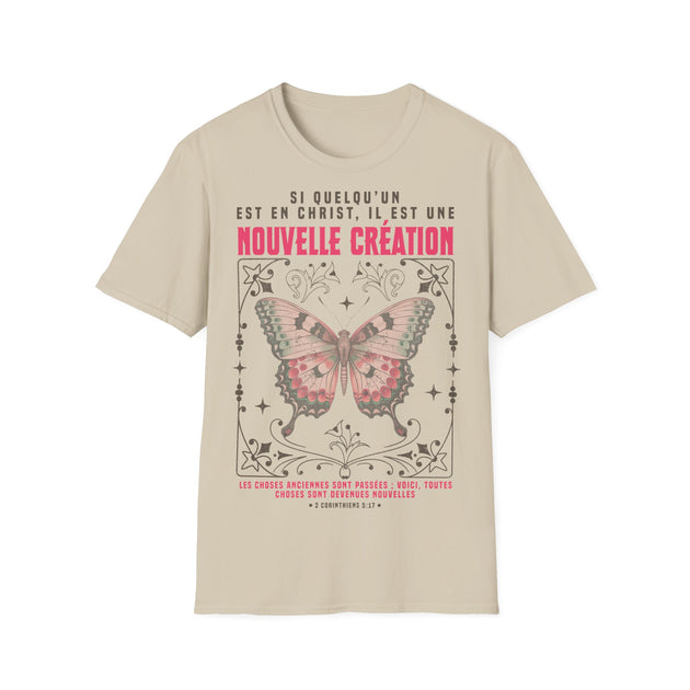 T-shirt beige pour homme avec un papillon et le texte biblique 2 Corinthiens 5:17.