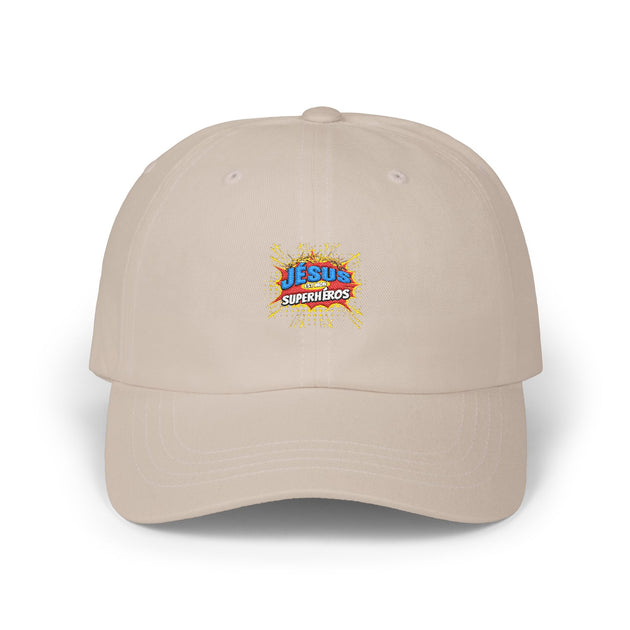 Casquette beige en coton avec un écusson brodé coloré Jesus est mon Superhéros sur le devant.