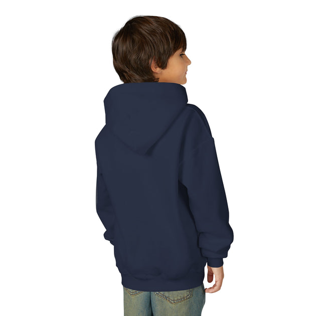 Un enfant porte un sweat à capuche bleu marine uni vu de dos.