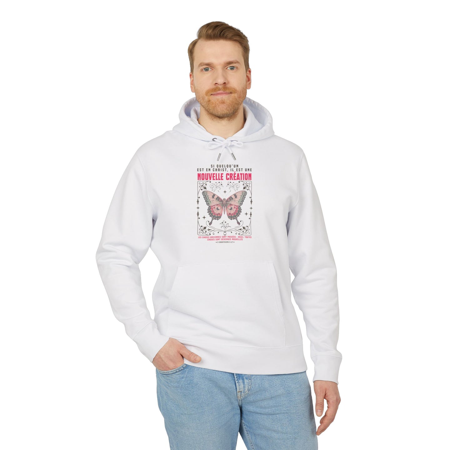 Un homme porte un sweat à capuche blanc avec un motif de papillon et un texte religieux.