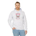 Un homme porte un sweat à capuche blanc avec un motif de papillon et un texte religieux.