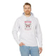 Un homme porte un sweat à capuche blanc avec un motif de papillon et un texte religieux.