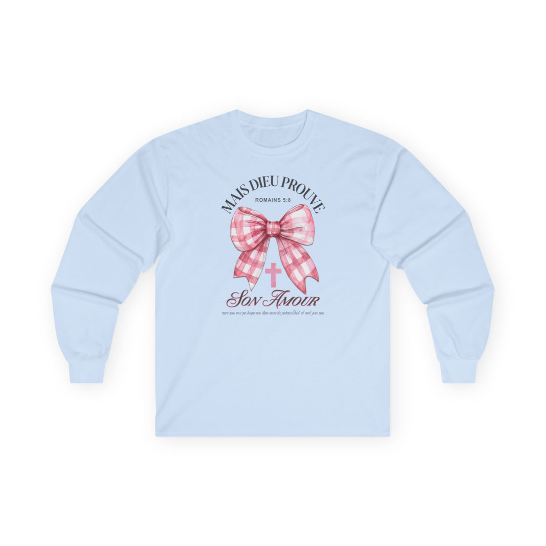 T-shirt bleu clair à manches longues avec un nœud vichy rose et une croix imprimés au centre.