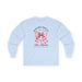 T-shirt bleu clair à manches longues avec un nœud vichy rose et une croix imprimés au centre.