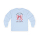 T-shirt bleu clair à manches longues avec un nœud vichy rose et une croix imprimés au centre.