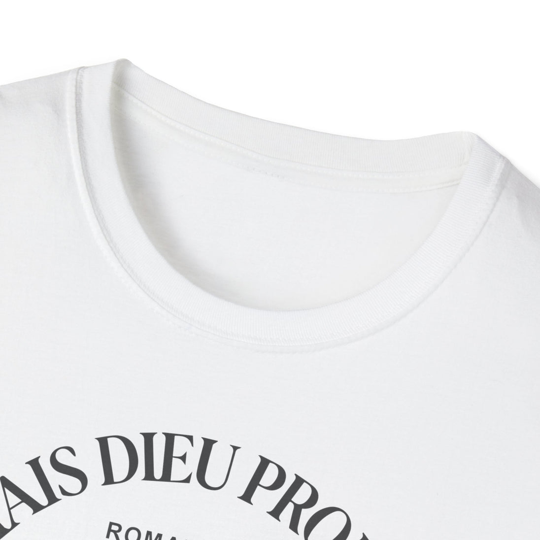 T-shirt blanc à col rond avec une inscription noire sur la poitrine.