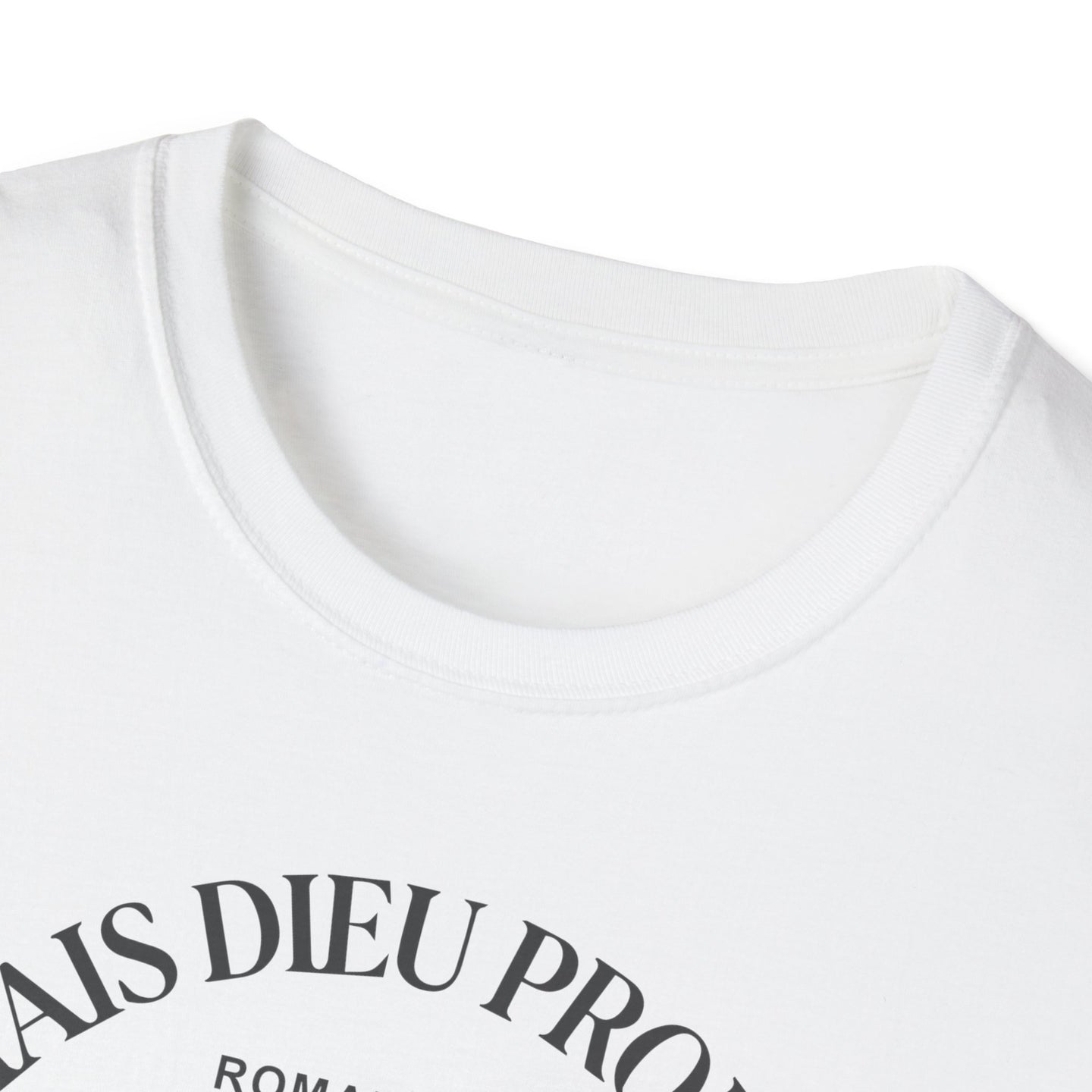 T-shirt blanc à col rond avec une inscription noire sur la poitrine.