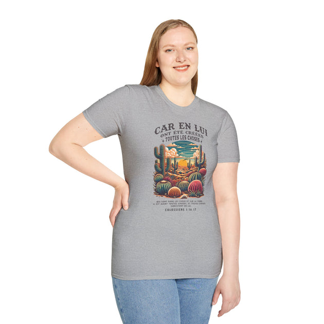 Une femme porte un t-shirt gris avec une illustration de cactus et un verset biblique.