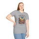 Une femme porte un t-shirt gris avec une illustration de cactus et un verset biblique.