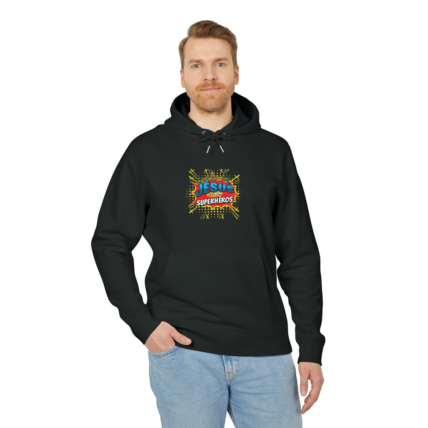 Un homme porte un sweat à capuche noir avec l'inscription Jésus est mon superhéros sur la poitrine.