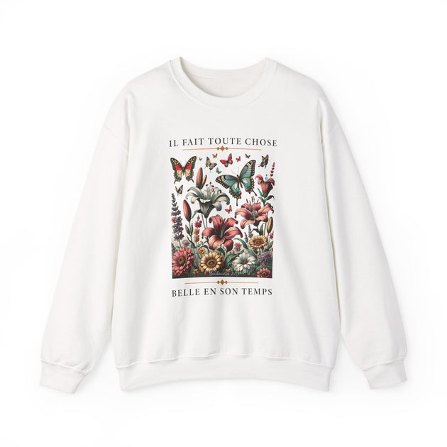 Sweat-shirt blanc à col rond avec une illustration de fleurs et papillons et un texte en français.