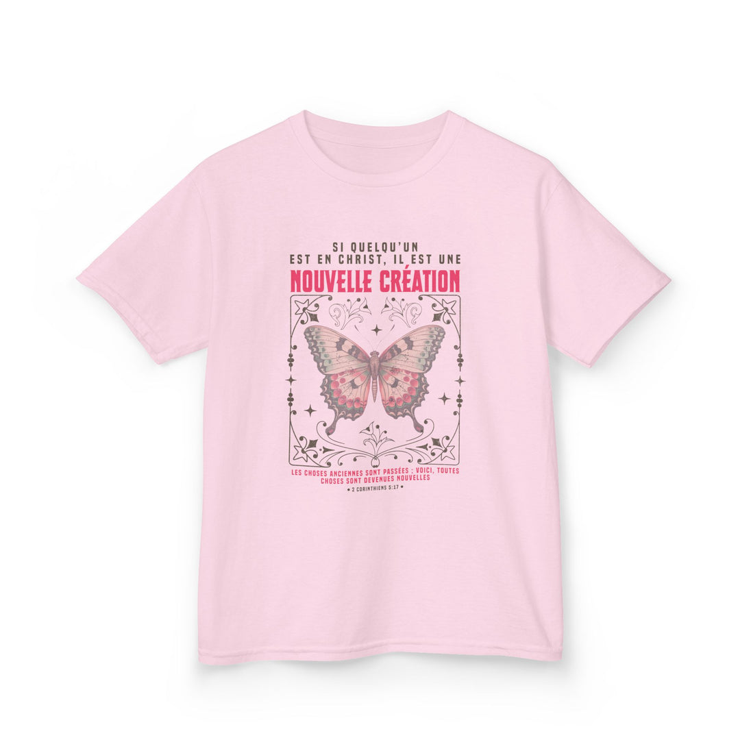 T-shirt rose pour enfant avec un papillon et le verset biblique 2 Corinthiens 5:17 imprimé.