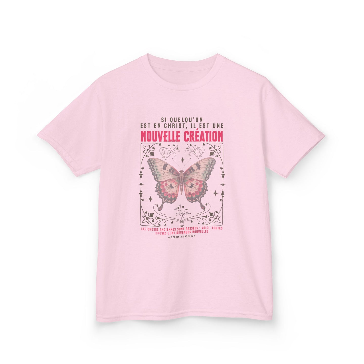 T-shirt rose pour enfant avec un papillon et le verset biblique 2 Corinthiens 5:17 imprimé.
