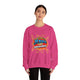 Une femme porte un sweatshirt rose avec l'inscription Jésus est mon superhéros en style comics.