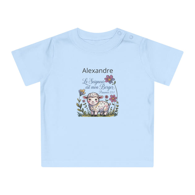 T-shirt bleu clair pour bébé avec une illustration d'agneau, des fleurs et le texte Alexandre.