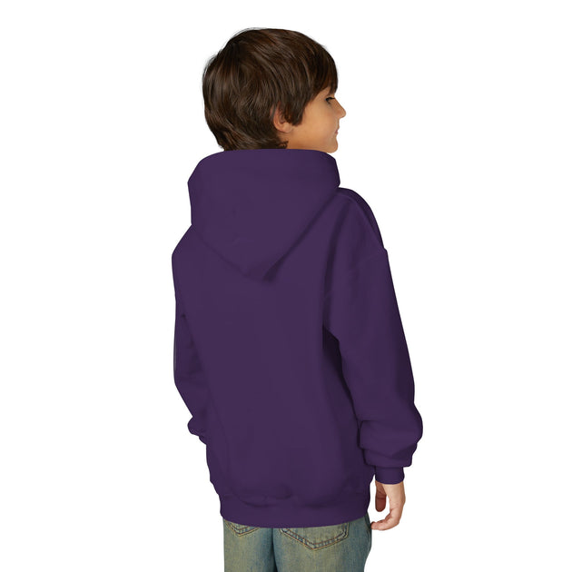 Un enfant porte un sweat à capuche violet uni vu de dos.