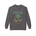 Sweat-shirt gris foncé pour femme avec une illustration de chevalier et un texte religieux.