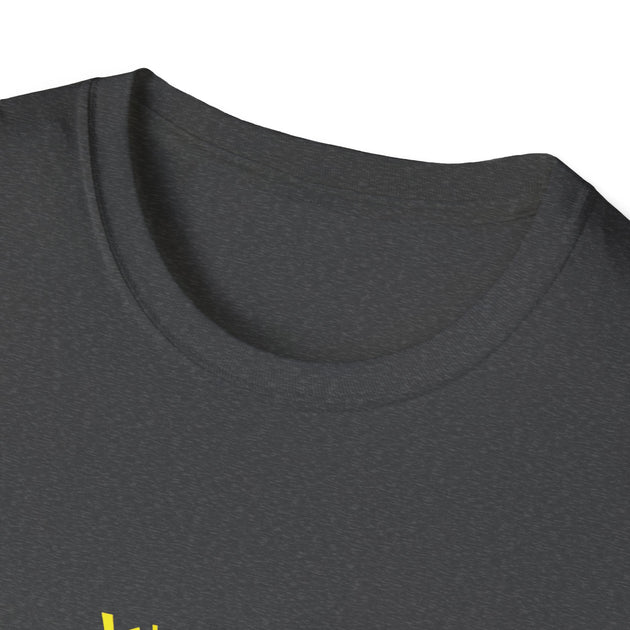 T-shirt gris à col rond avec l'inscription Jésus est mon Superhéros en lettres jaunes.