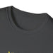 T-shirt gris à col rond avec l'inscription Jésus est mon Superhéros en lettres jaunes.
