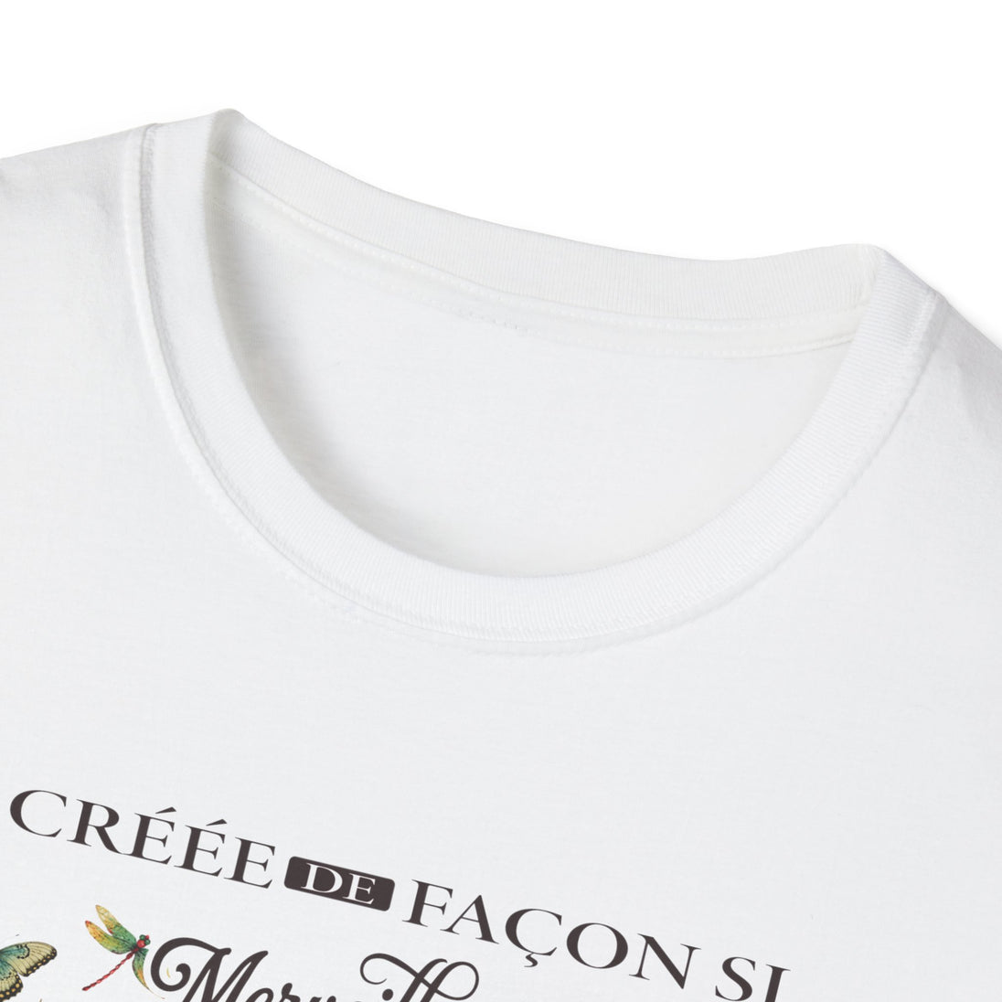 T-shirt blanc à col rond avec l'inscription Créée de façon merveilleuse et un motif de libellule.