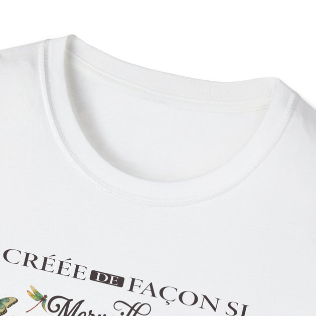 T-shirt blanc à col rond avec l'inscription Créée de façon merveilleuse et un motif de libellule.