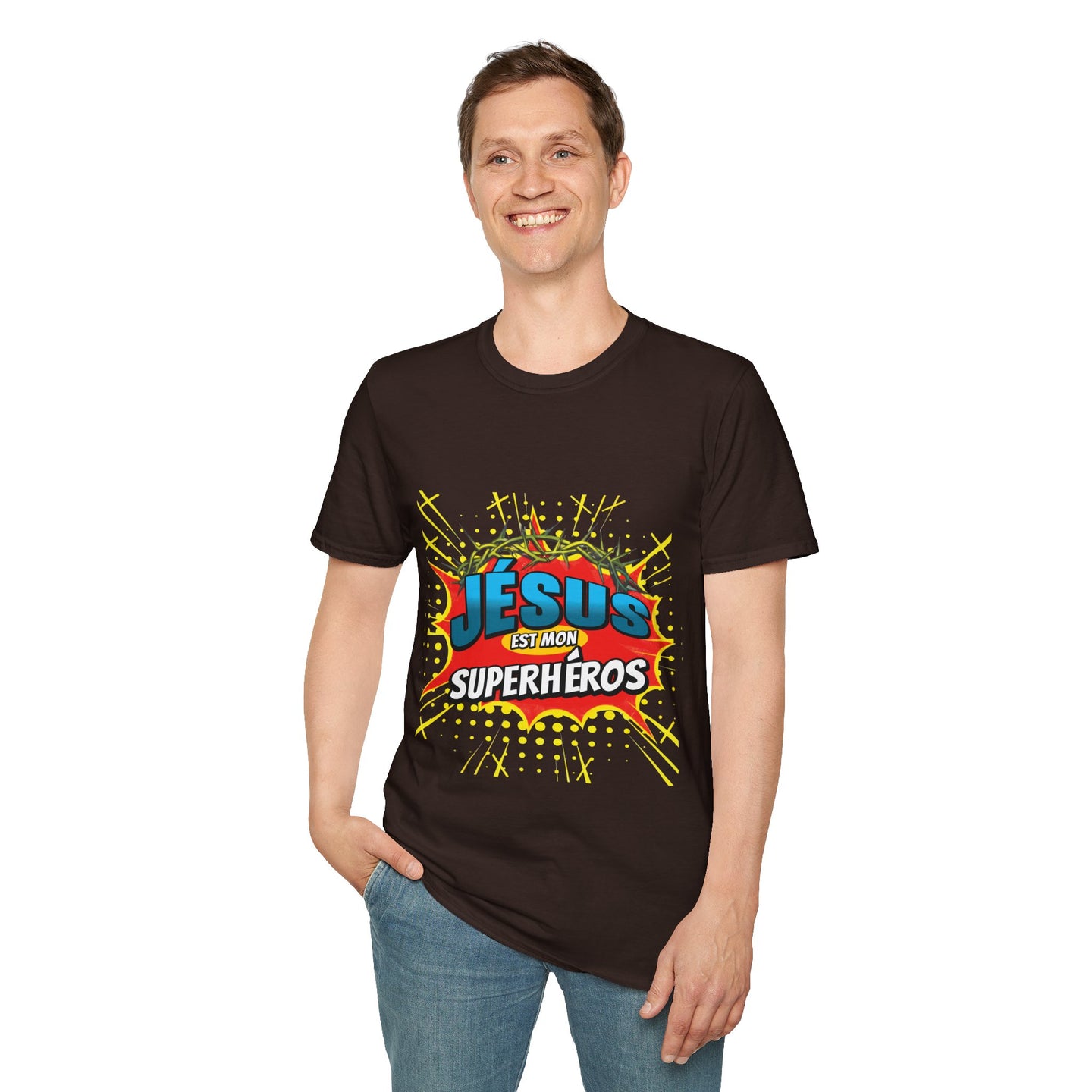 Un homme porte un t-shirt marron avec l'inscription Jésus est mon superhéros en style pop-art.