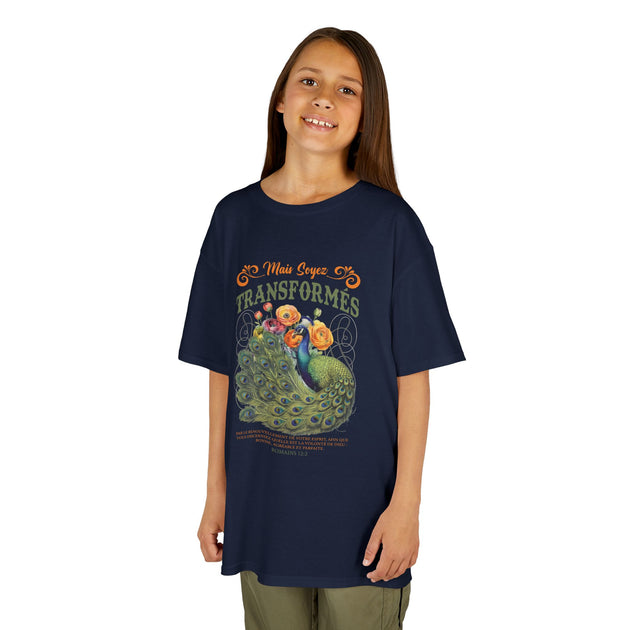 Une jeune fille porte un t-shirt bleu marine avec un paon, des fleurs et le texte Romains 12:2.