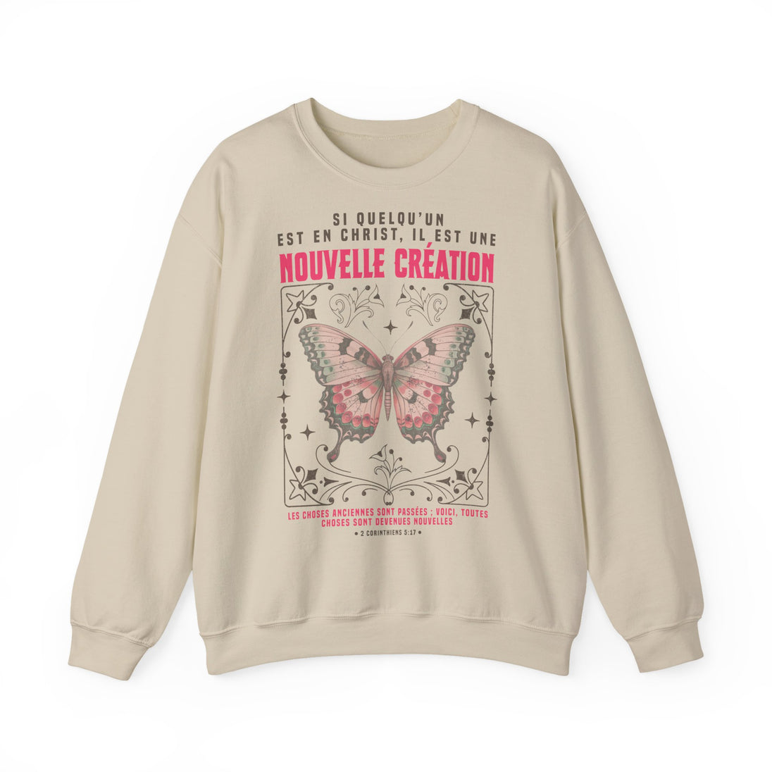 Sweat-shirt beige à col rond avec un papillon et un verset biblique imprimés sur le devant.