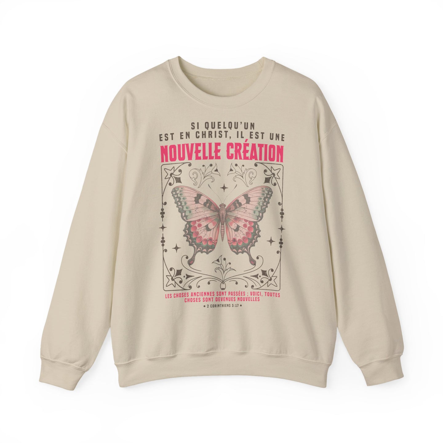 Sweat-shirt beige à col rond avec un papillon et un verset biblique imprimés sur le devant.