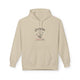 Sweat à capuche beige avec une empreinte de main et un texte religieux imprimés sur la poitrine.